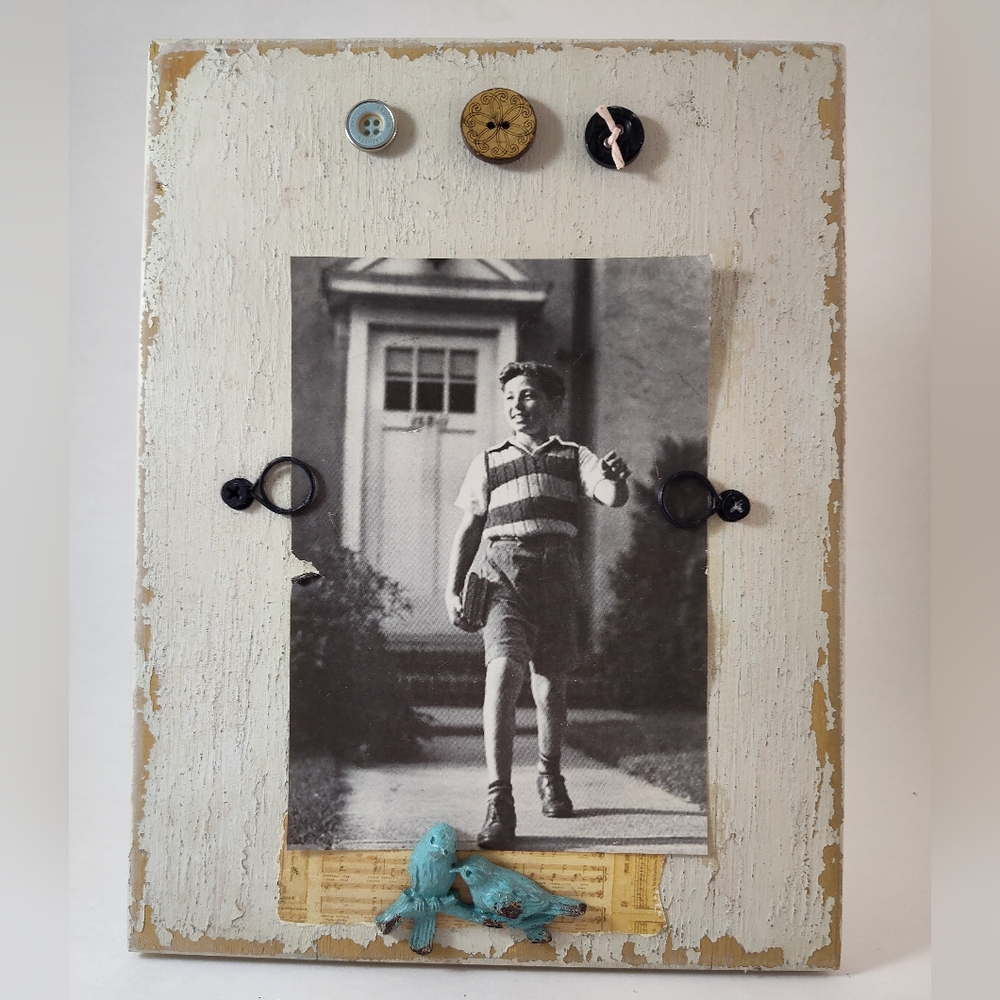Shabby Chic/Vintage Farmhouse Picture Frame holds a 5x7 Photo